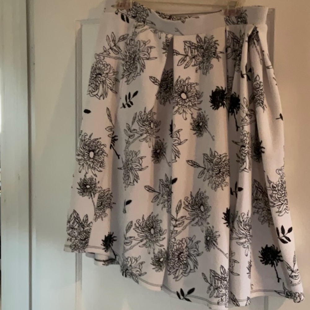 LuLaroe Madisn Skirt White with Black Flowers XL